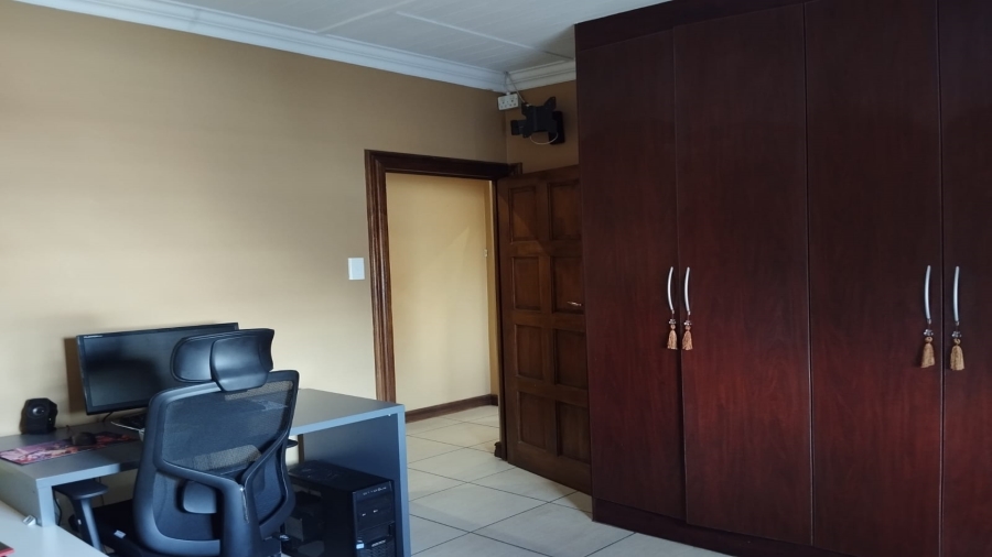 5 Bedroom Property for Sale in Van Der Hoff Park North West